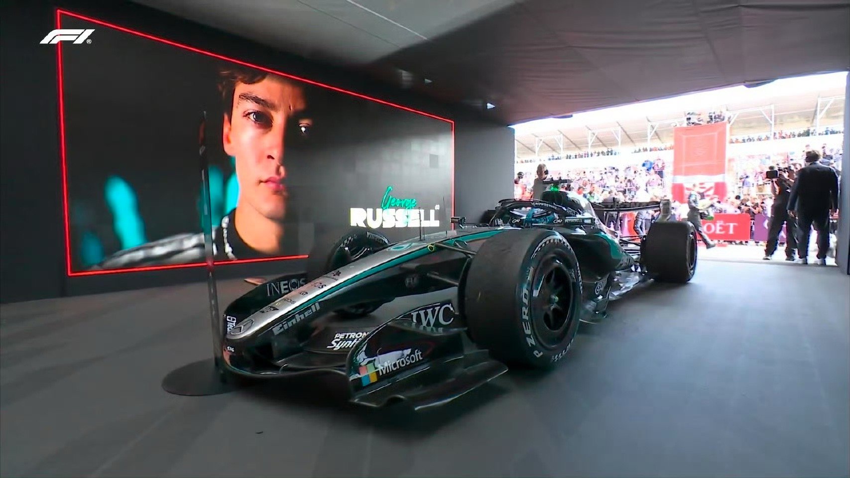 拉塞尔夺F1揭幕战冠军首秀即惊艳：排位赛前遭遇高速撞车事故，经车队紧急抢修后仍夺