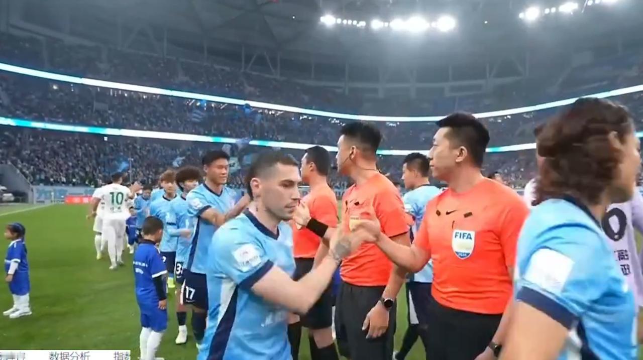 惨败！浙江队0比3落后大连英博，大连英博今天在梭鱼湾主场太猛了，上半场由阿奇姆彭