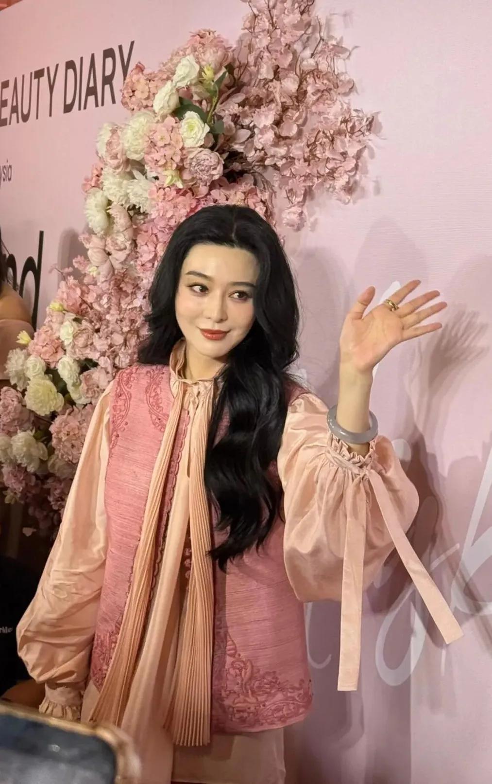 范冰冰在马来西亚的新店隆重开业，吸引了无数目光。

活动现场热闹非凡，范冰冰以一