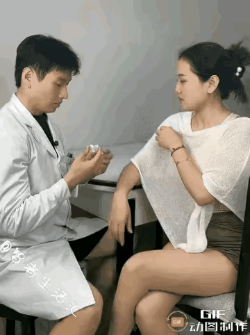 这医生看着也很年轻，咋就不懂怜香惜玉呢，看把美女痛的。