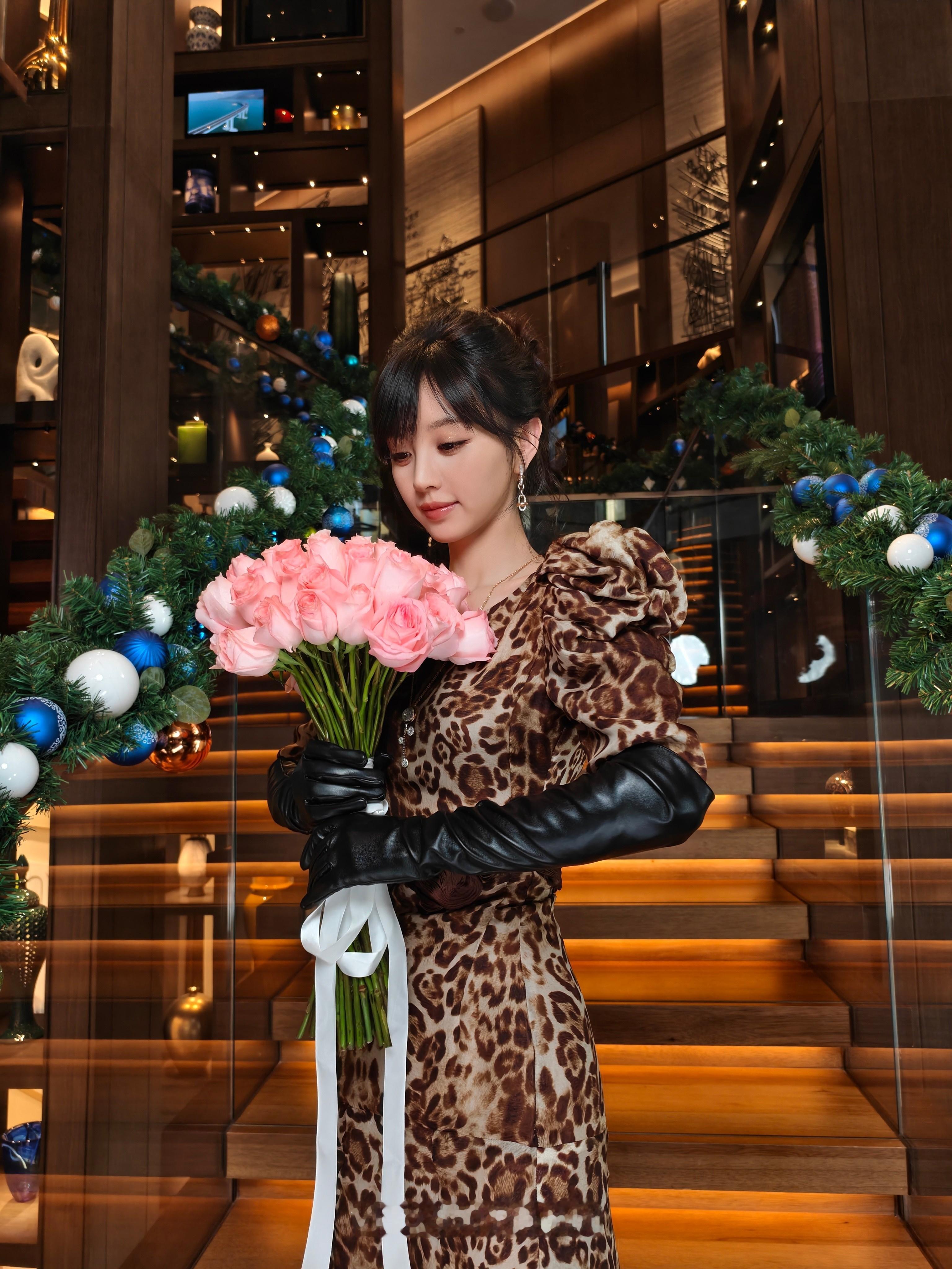 普通人怎么拍出田曦薇百万运镜 田曦薇的风格突破太成功了！尖叫之夜的豹纹造型慵懒又