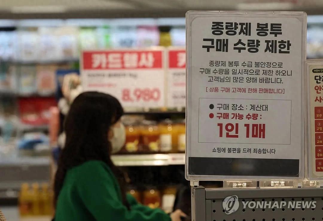 谁也没料到万里之外的枪炮声，会让亚洲多国的超市货架变得空空荡荡，日常用品突然成了