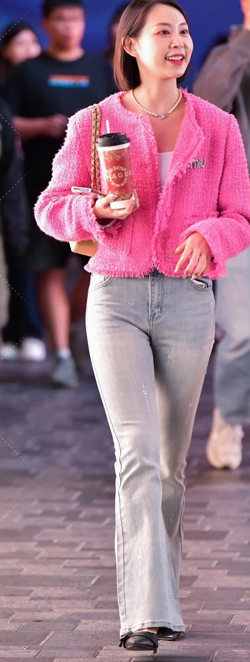 芭比粉外套搭闪钻牛仔，
甜酷混搭玩法堪称一绝！
瞧那芭比粉粗花呢外套，
短款设计