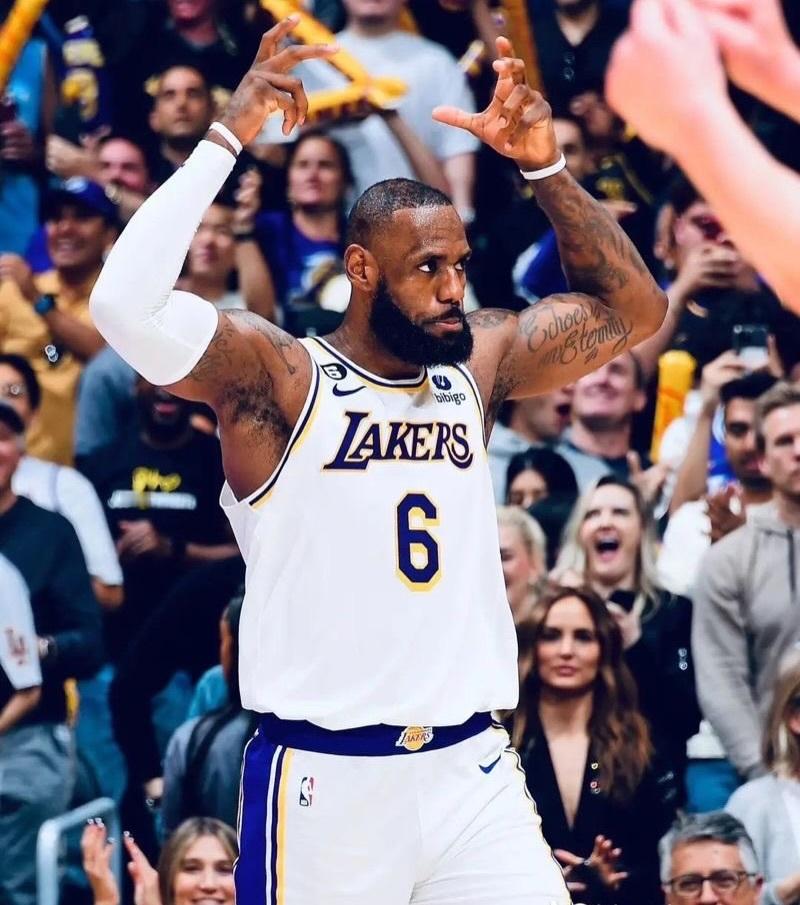 坚持是通往梦想的桥梁，无论遇到多少困难与挫折，都要保持初心，坚持不懈，直到梦想照