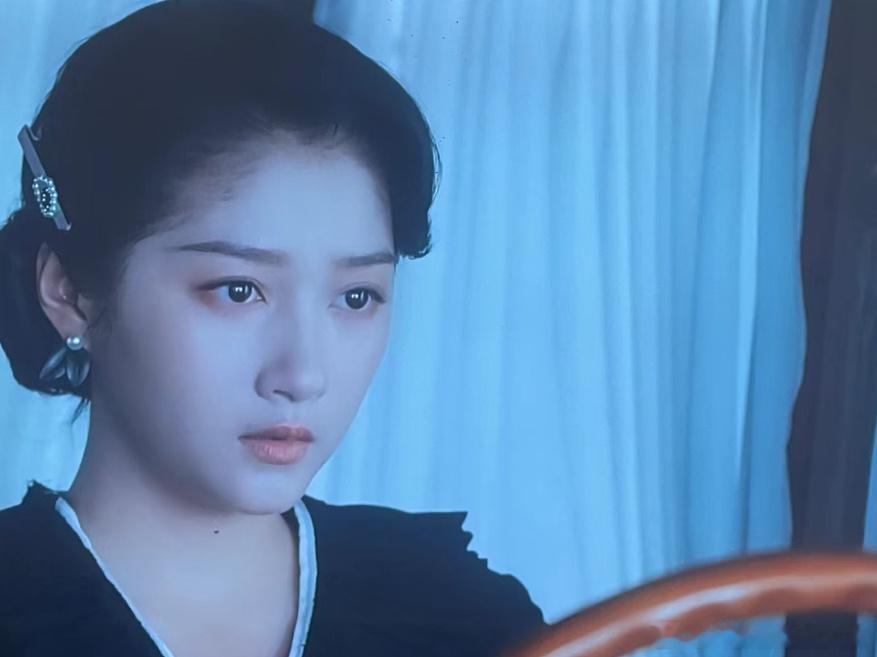 关晓彤长得好小孩啊她应该快奔30了吧，但是看着她演戏还是很稚嫩，现在演一个高中生
