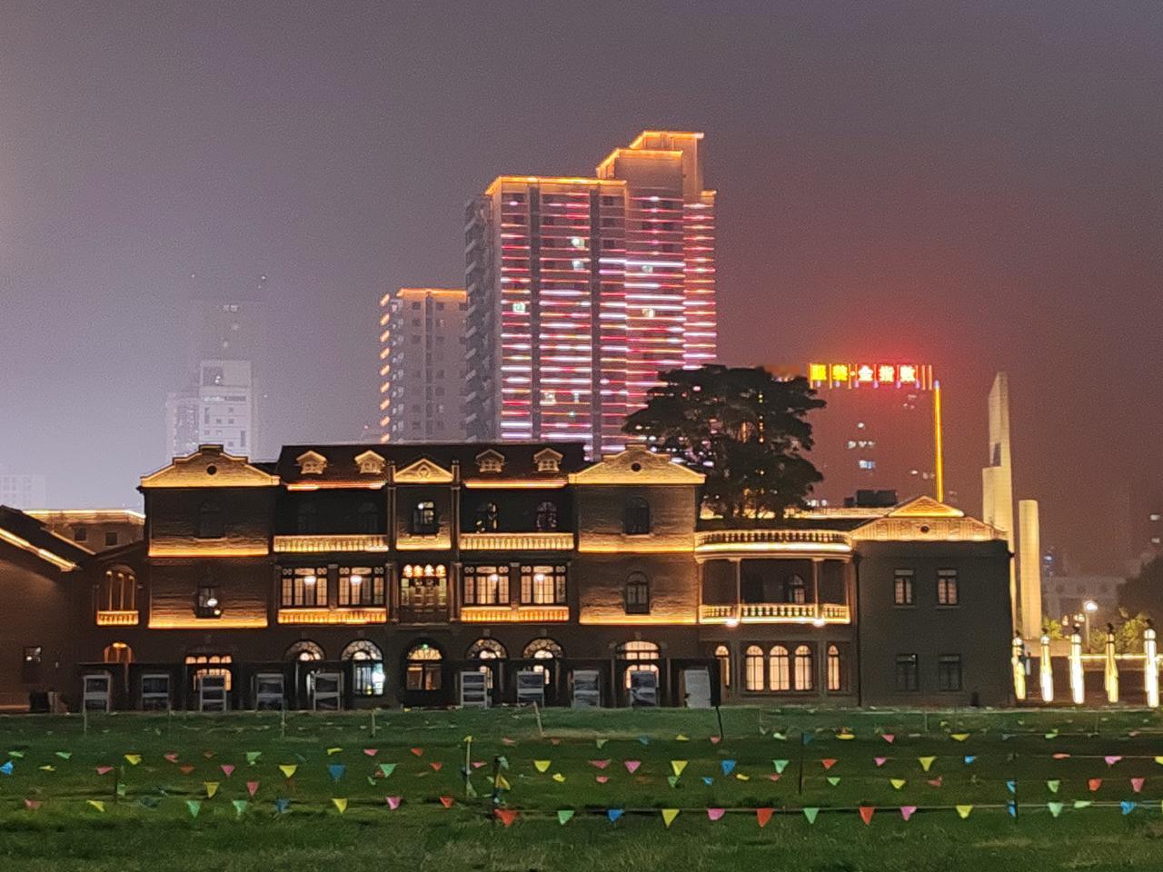 房车五金加彩礼，几座大山把人欺。小伙发愁父母急，三十好几尚无妻。如今婚礼简约办，