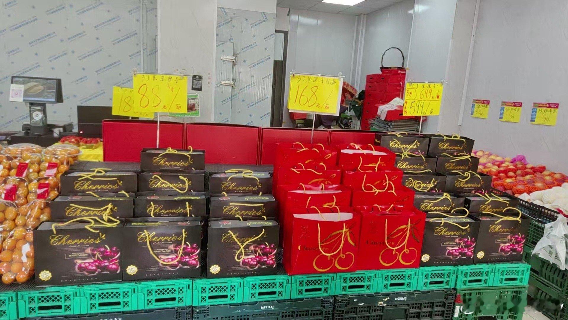 一超市金车厘子一箱2800元今年车厘子的价格确实夸张了，楼下水果超市最便宜的盒装