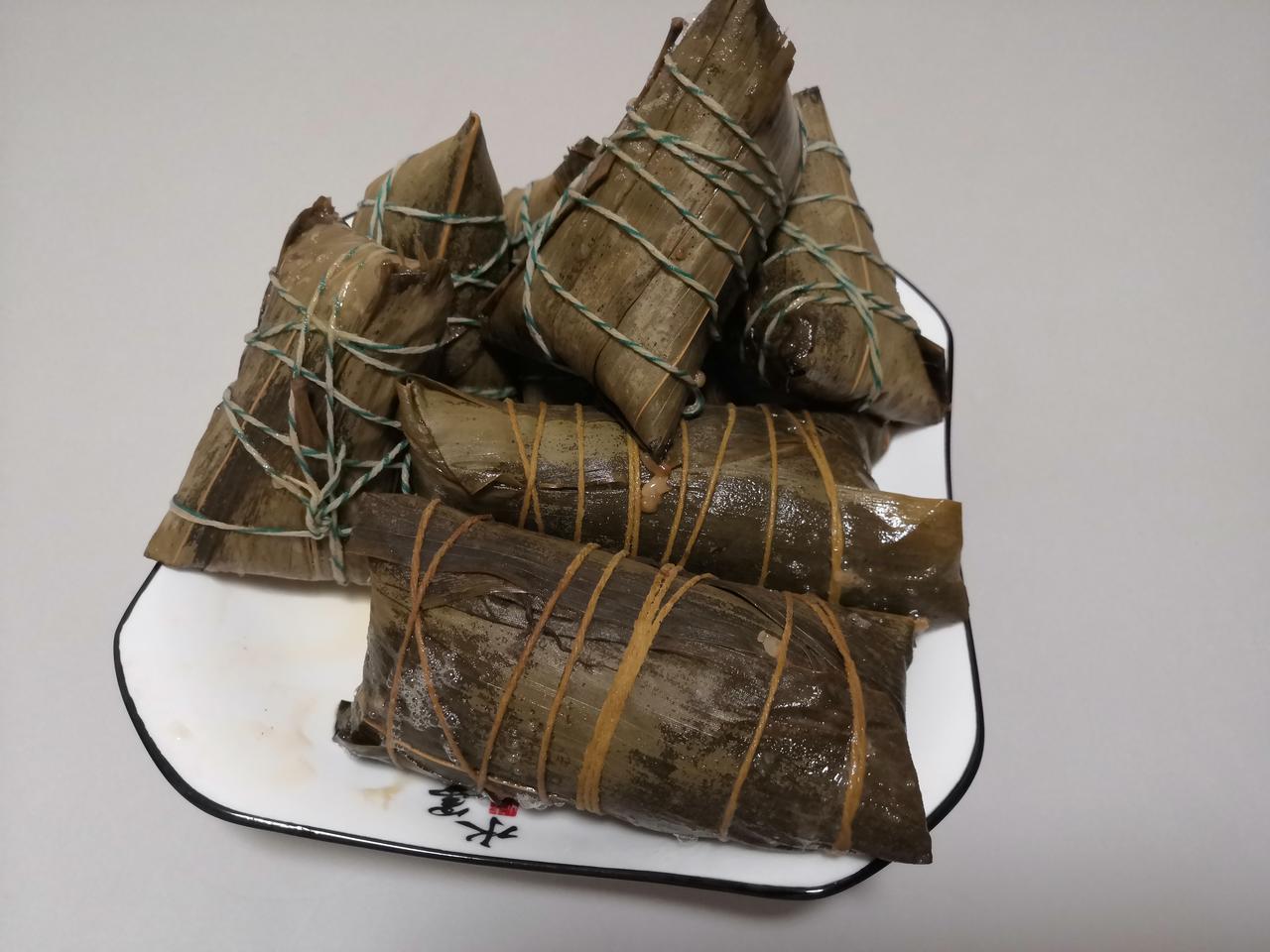 今天是端午节，一大早我干了一件大事:一口气吃掉了两个大肉粽，我实在是饿急了！

