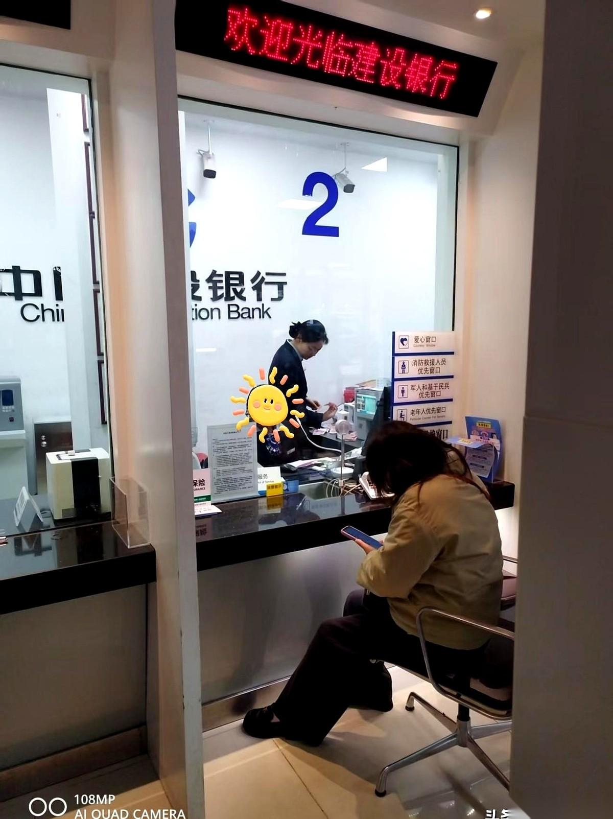 我婆婆，前两天在老家翻出了我公公的私房钱。
公公都走了好几年了。
就那么一沓钱，