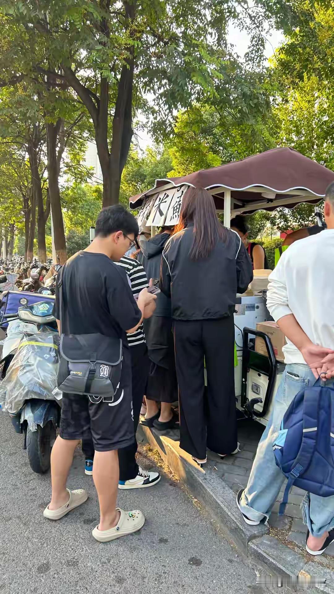 这夏日炎炎，这时候喜欢吃路边摊的一定要注意了，这不管吃烧烤还是吃甜品，还是去店里