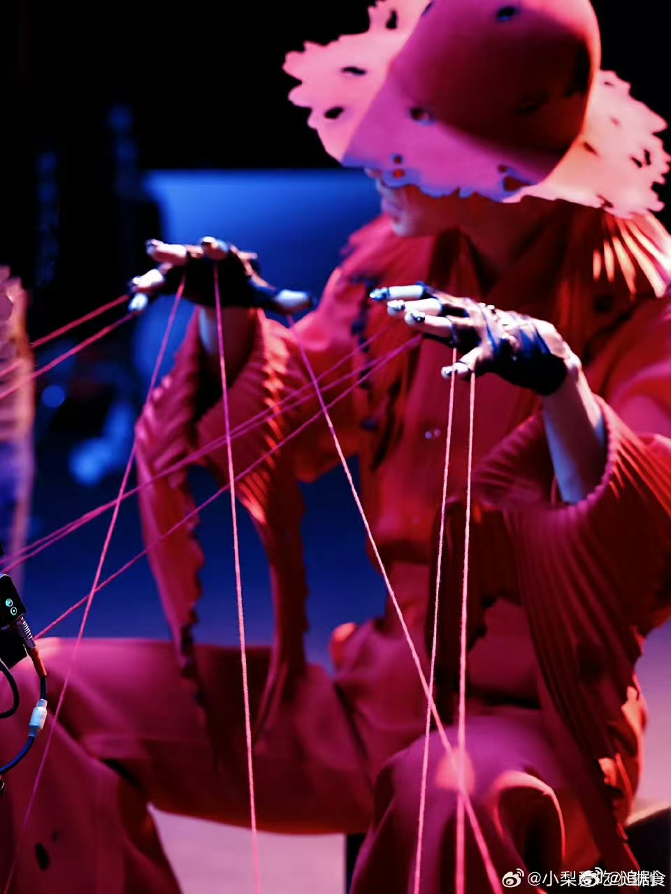 小鬼出道八周年直播 别人直播是营业，他是真的来跟朋友聊天的。吃蛋糕、放音乐、聊专