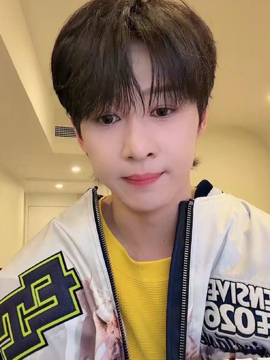 卓沅直播怒斥私生卓沅直播被私生打电话在直播怒斥私生卓沅直播被私生打电话