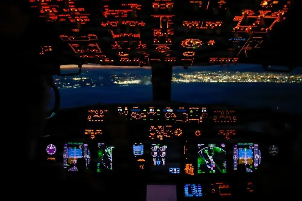 夜航考验一个飞行员的心理素质与飞行技术。
2025年11月14日，意大利西格内拉