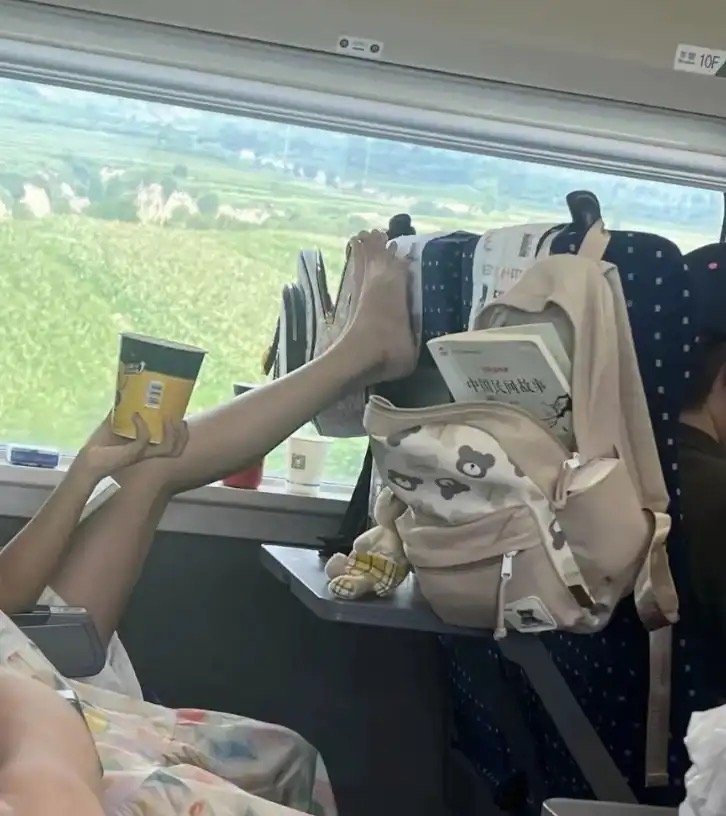 地铁上碰到这种应该怎么阻止 ​​​