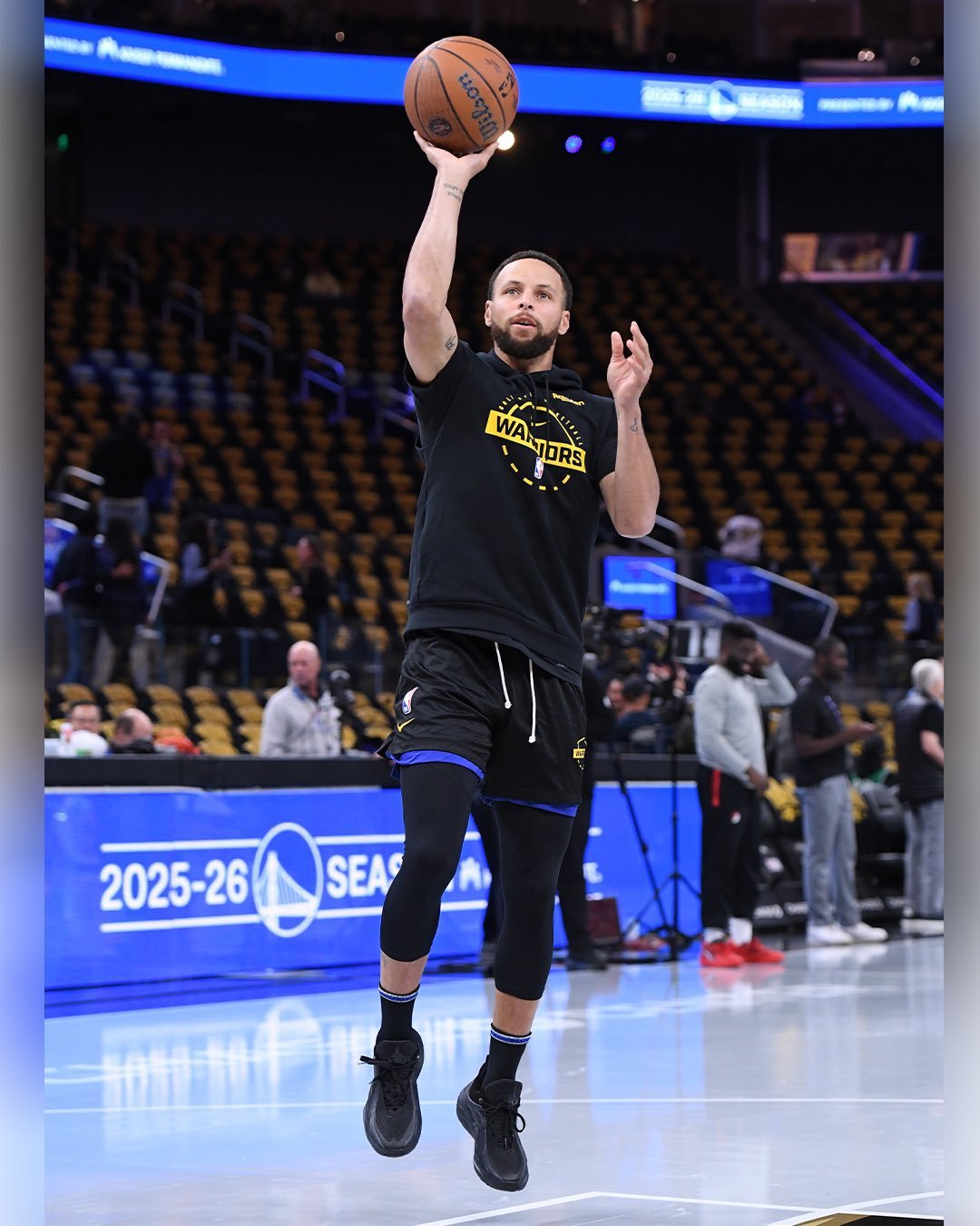 库里今天比赛上脚李宁JB4，这个很有意思啊 