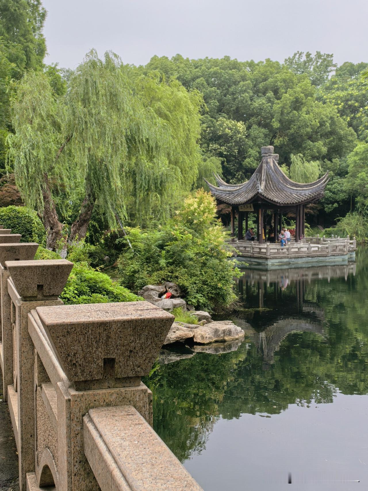 夏日红梅公园散步，明镜桥头看远风近景。
月来风移亭中停，
宝塔天宁水面宁。
事若