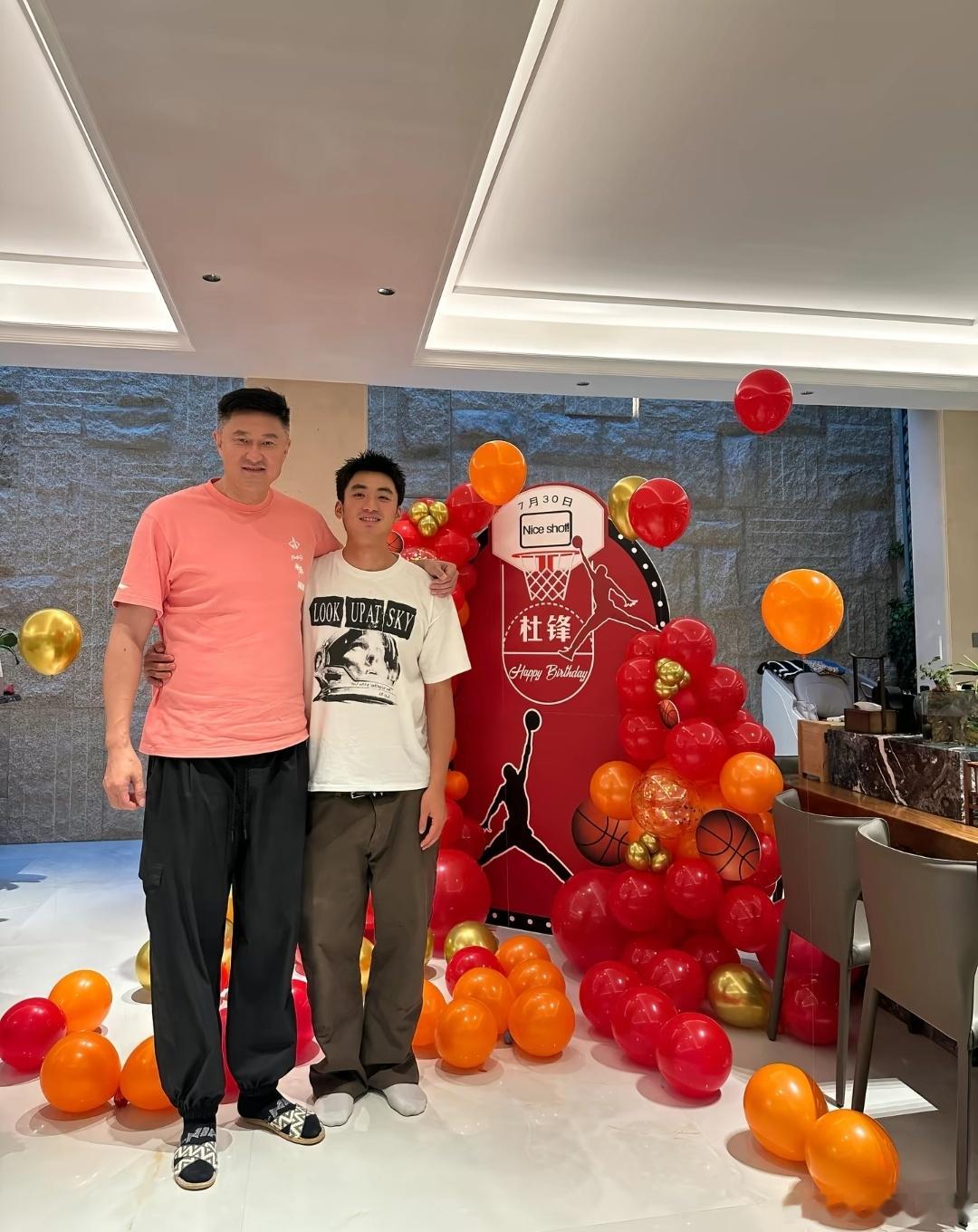 社交媒体晒出于德豪为“干爹”杜锋庆生的合照，多年师徒父子情谊再度勾起老球迷满满的