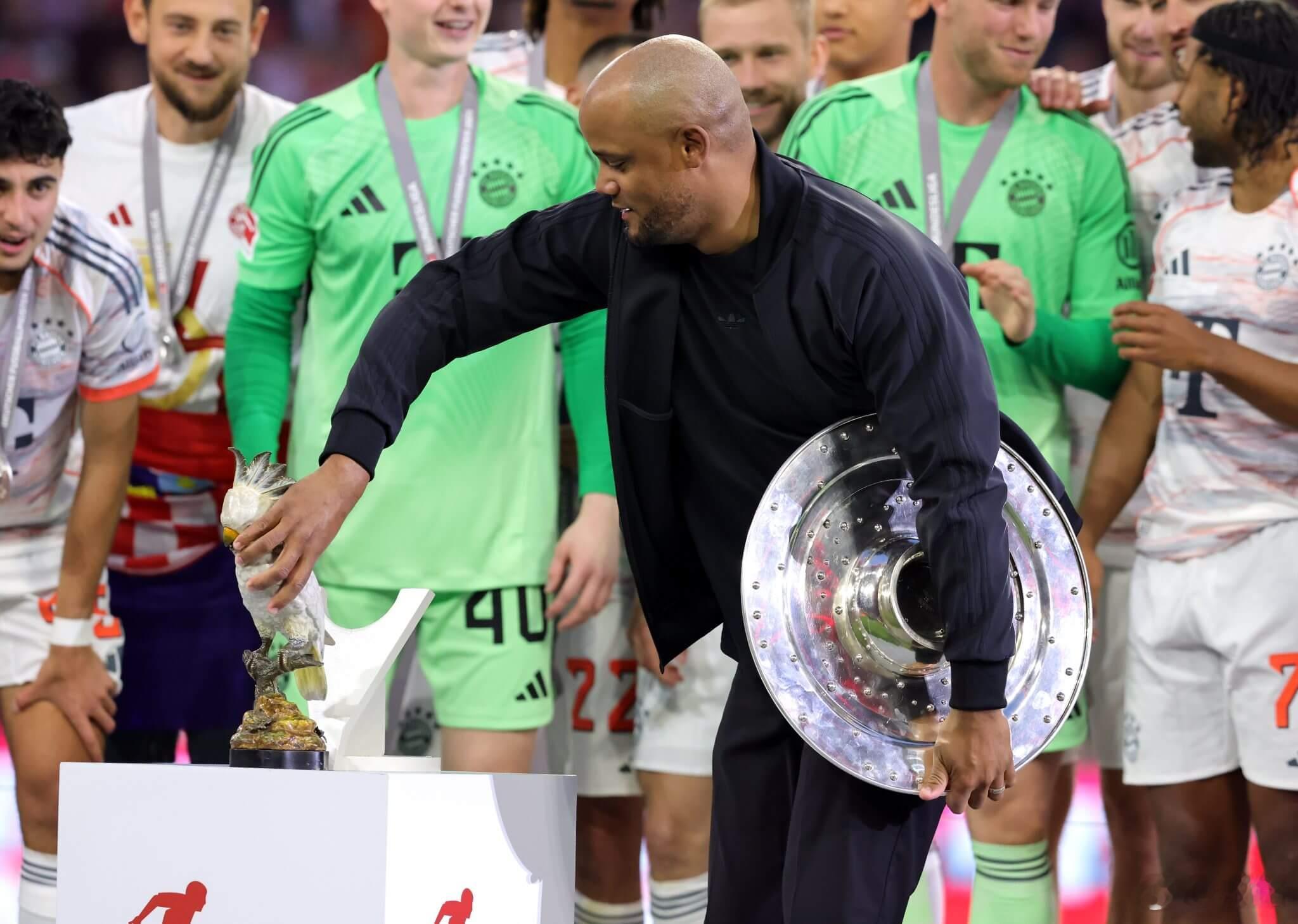 拜仁 拜仁夺冠时刻，一只鹦鹉抢了风头。拜仁吉祥物伯尼熊肯定会非常嫉妒，那还要我干