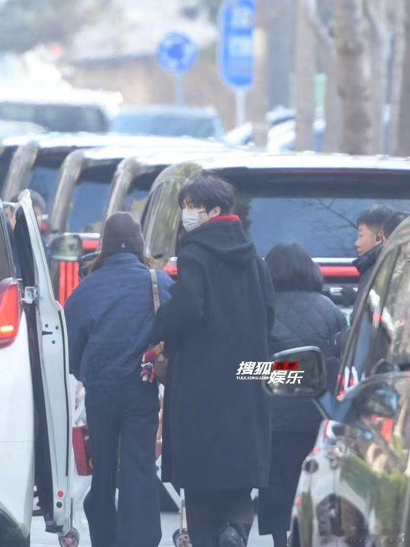 宋威龙马年春晚二次联排 根正苗红宋威龙适配春晚舞台！刚从霸总世界走出来，就以顺毛