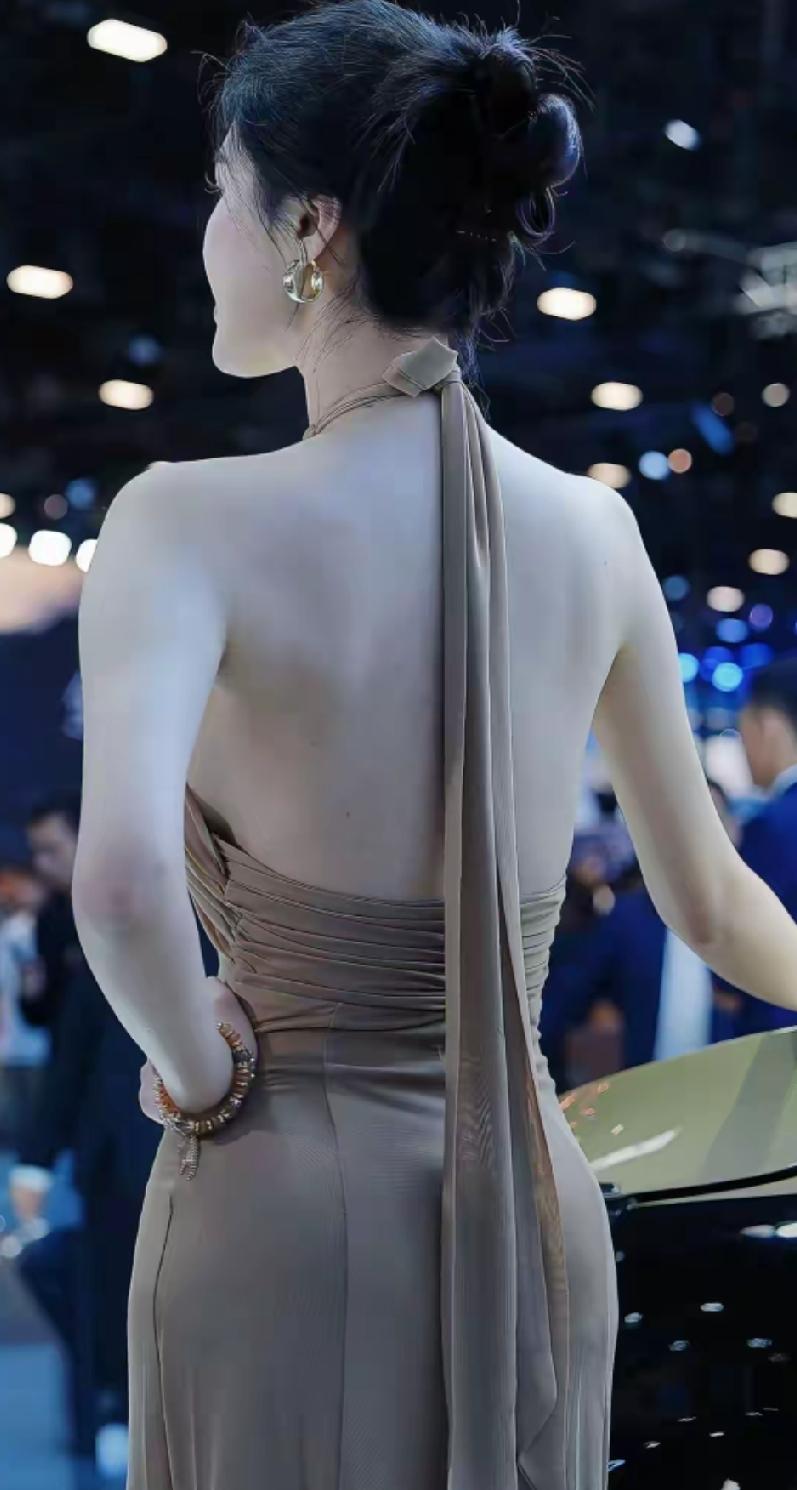 这么美的背影，火遍全网一点都不冤！

修长完美的身材，搭配裹胸露背裙，低盘的秀发