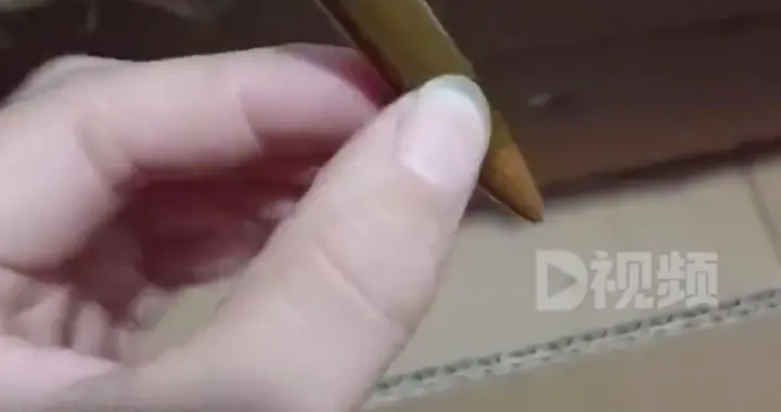 男子网购玫瑰拆开发现1枚子弹，当事人：子弹已被警察收走备案登记，真伪及来源正在调查
