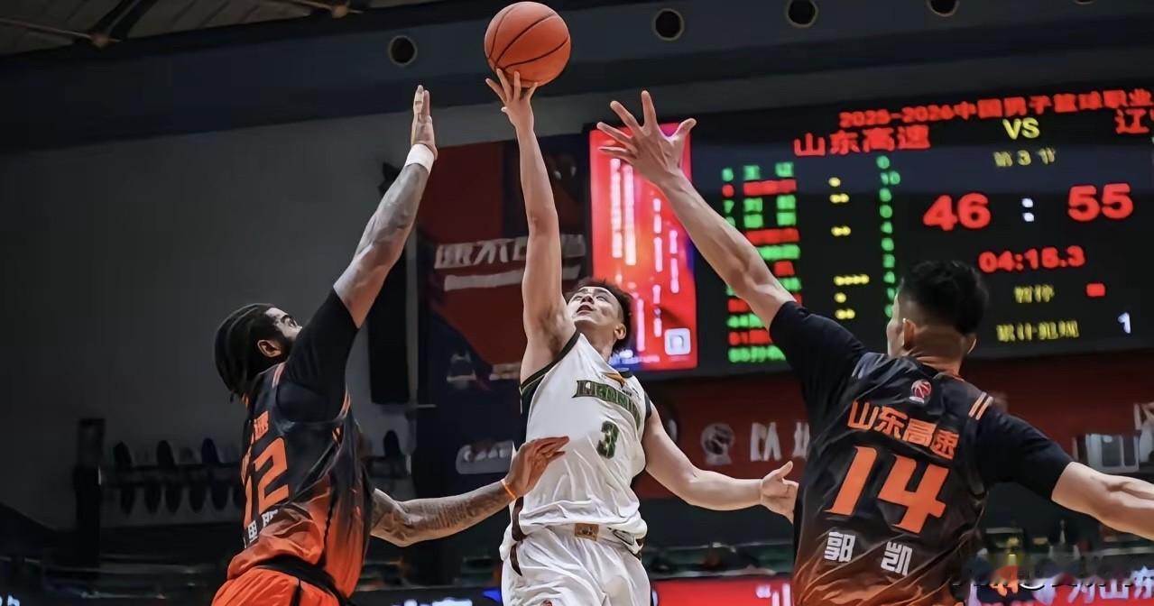 首战不敌辽宁，山东男篮暴露出不少现实问题：后场核心缺阵串联受限，季后赛高强度下外