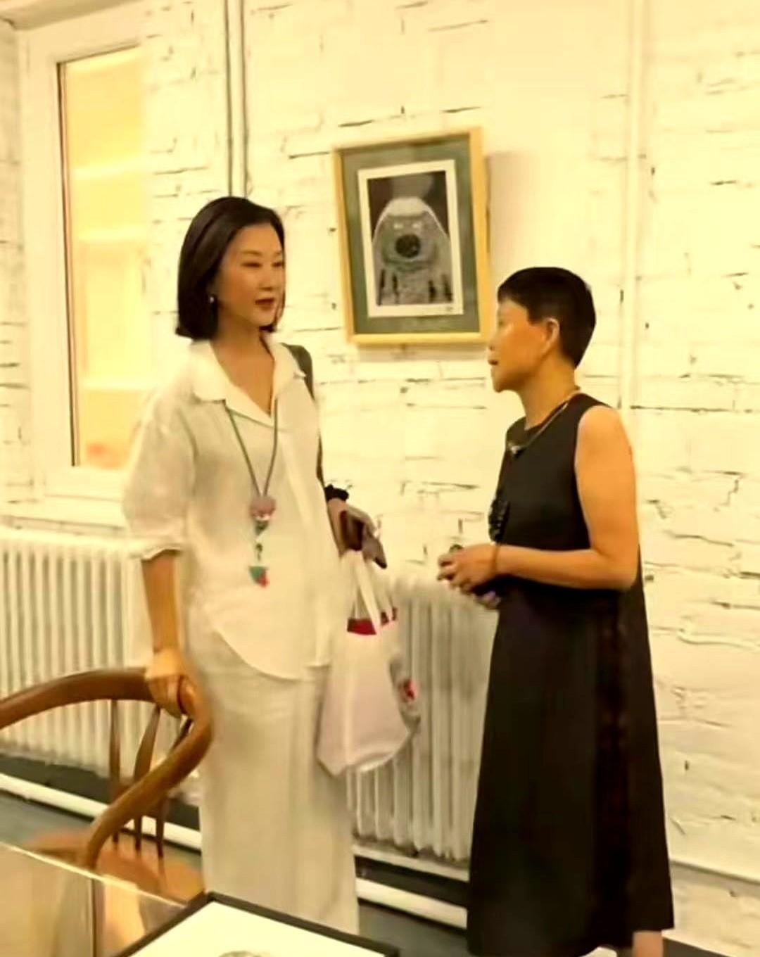 59岁不医美。
宋祖英的抗老方法，让整个娱乐圈沉默了。
今早在央视排练厅，看她在