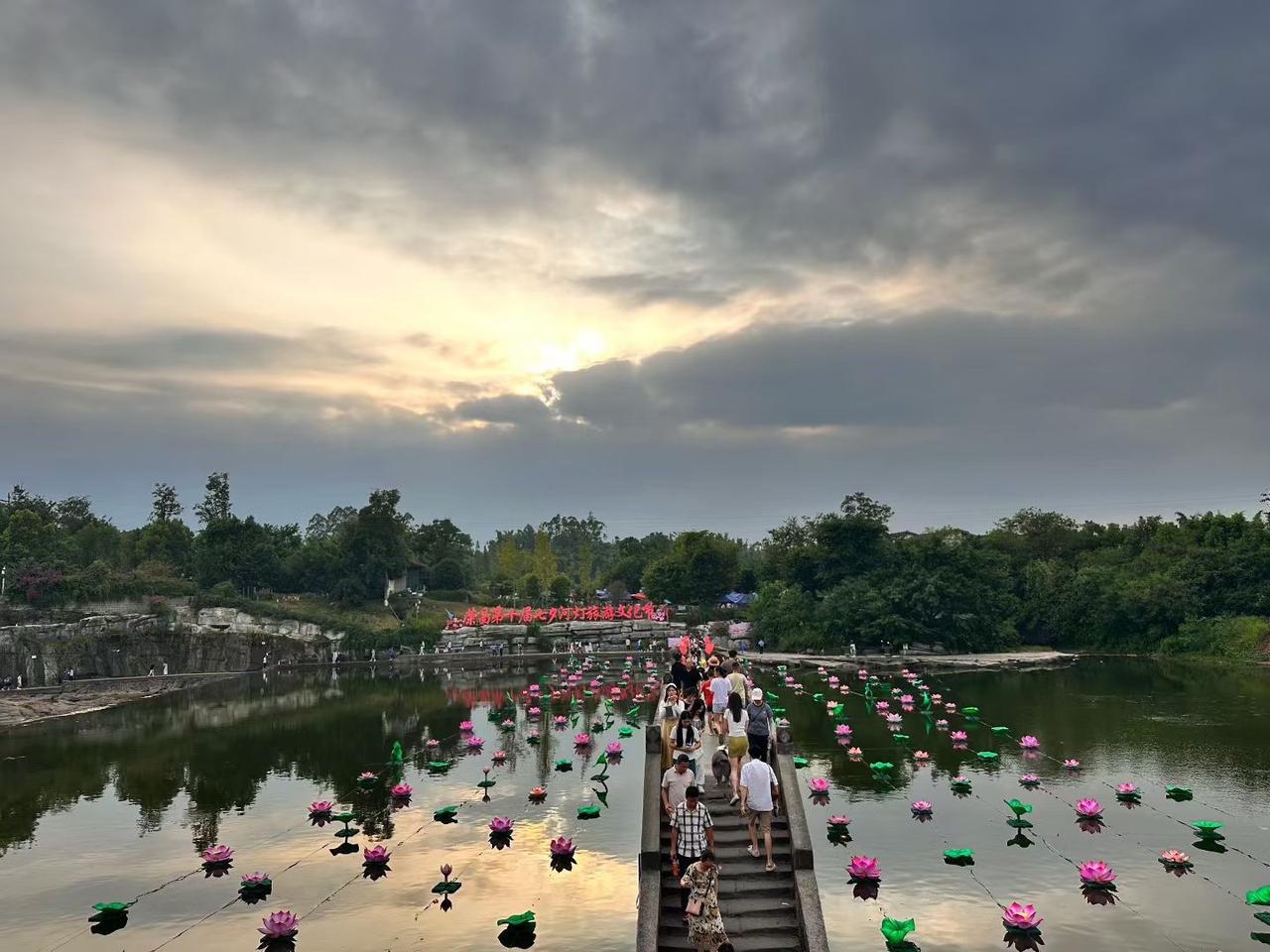 万灵古镇美如画，本想吟诗赠天下，无奈自己无文化，一句草风很大！