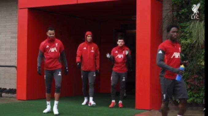 15岁的阿贝在利物浦对阵曼城的赛前再次随一线队训练。这是他连续第二周与一线队共同