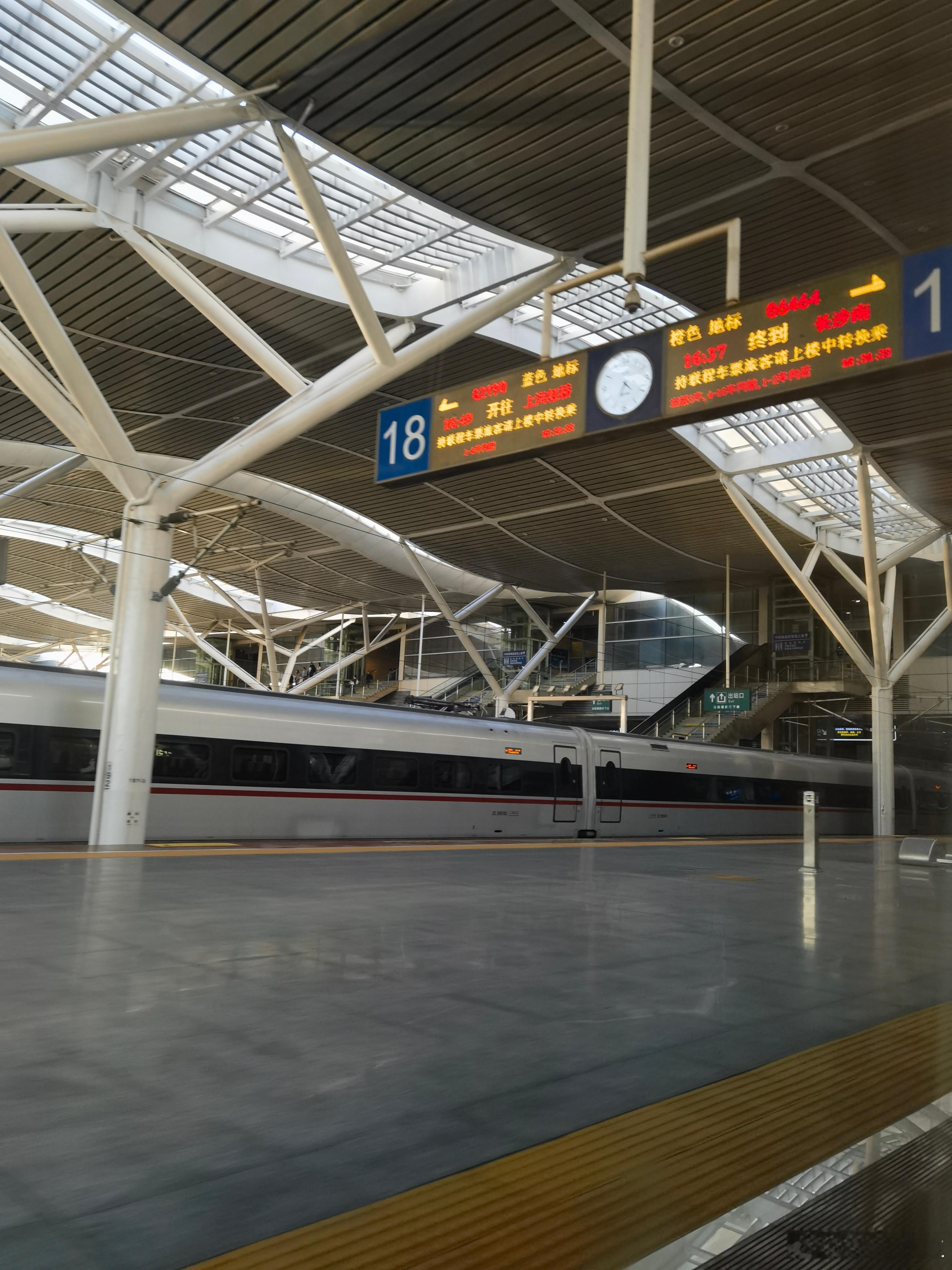 我的阅读花园白昼的镰刀垂落时成捆的穗管苏醒每个词都是三月的种籽在眼眶垦殖季候纸页