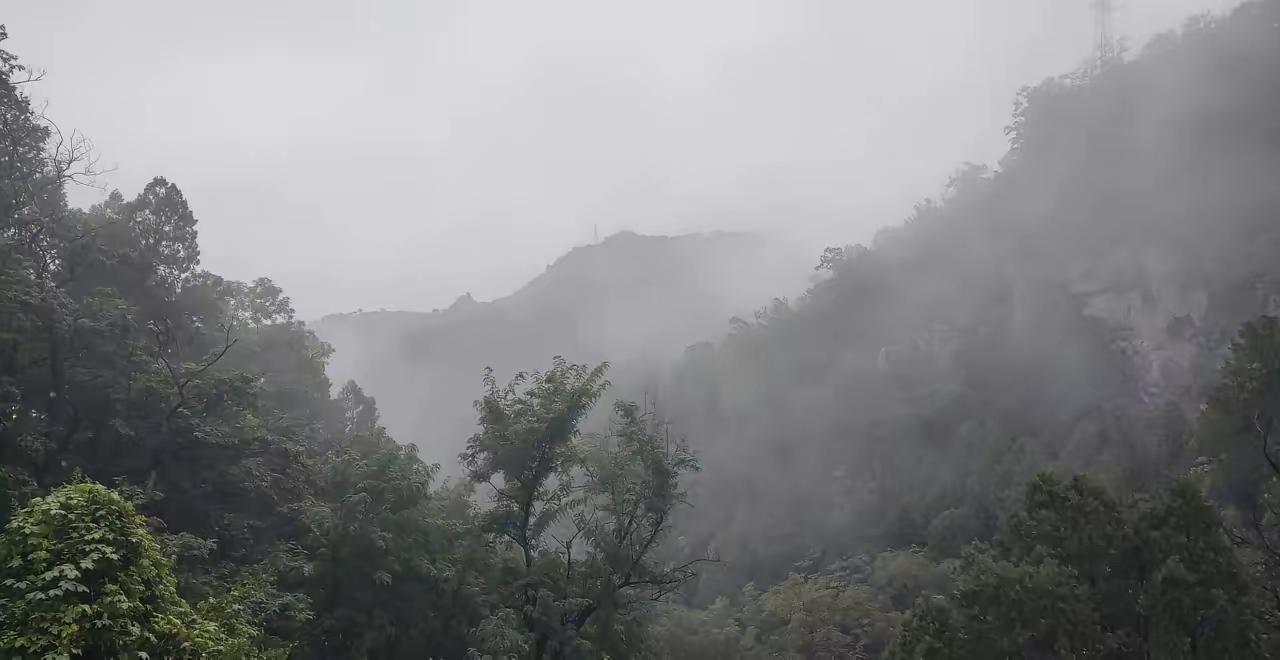 泪目！6名退休老师去贵州旅游，突遇大雨，在一农户家躲雨，主人家做了9菜1汤，拿出