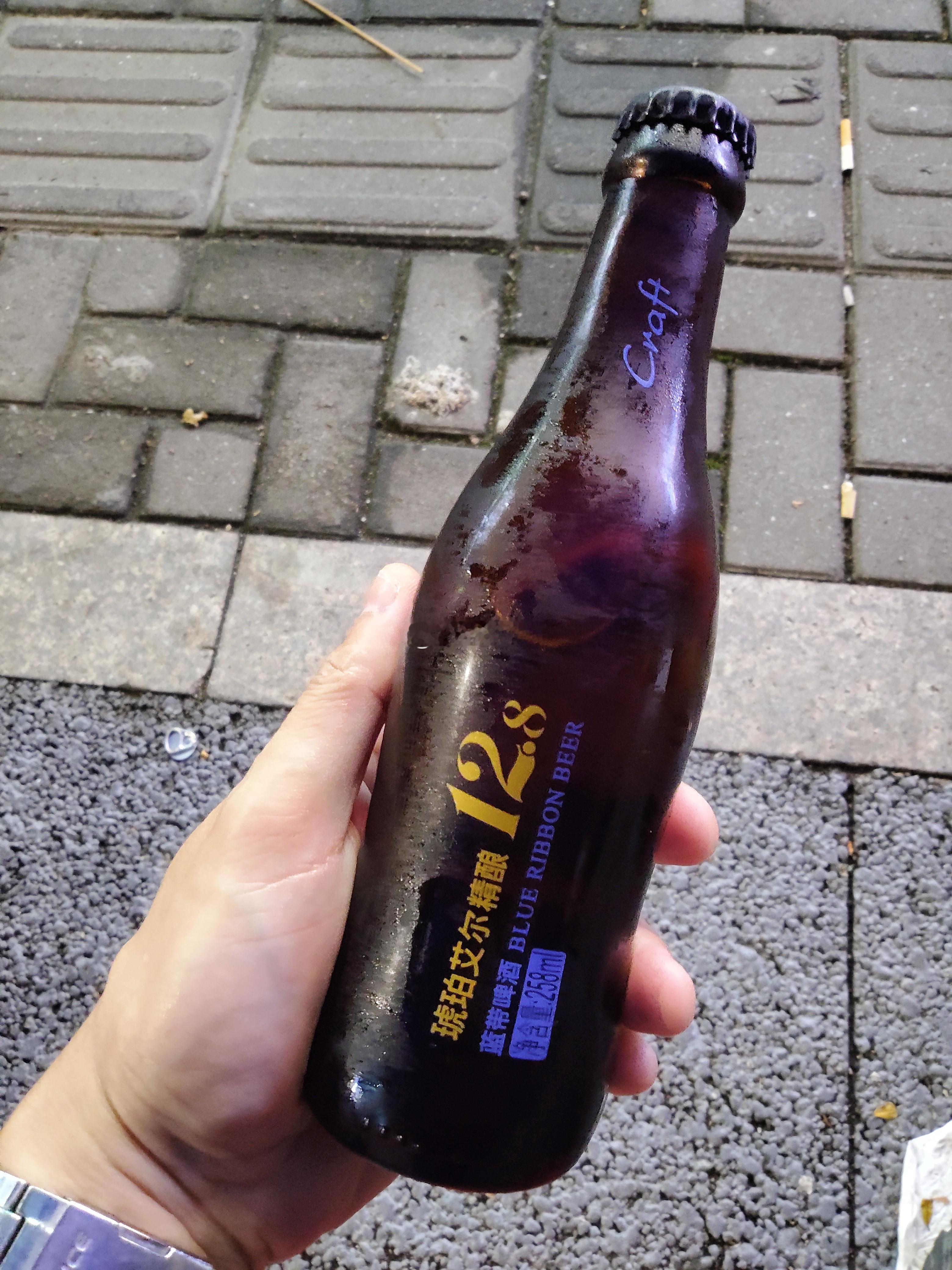 蓝带琥珀艾尔啤酒，这款还行，至少比一些所谓国产的精酿要好喝。这款颜色也是很深，口