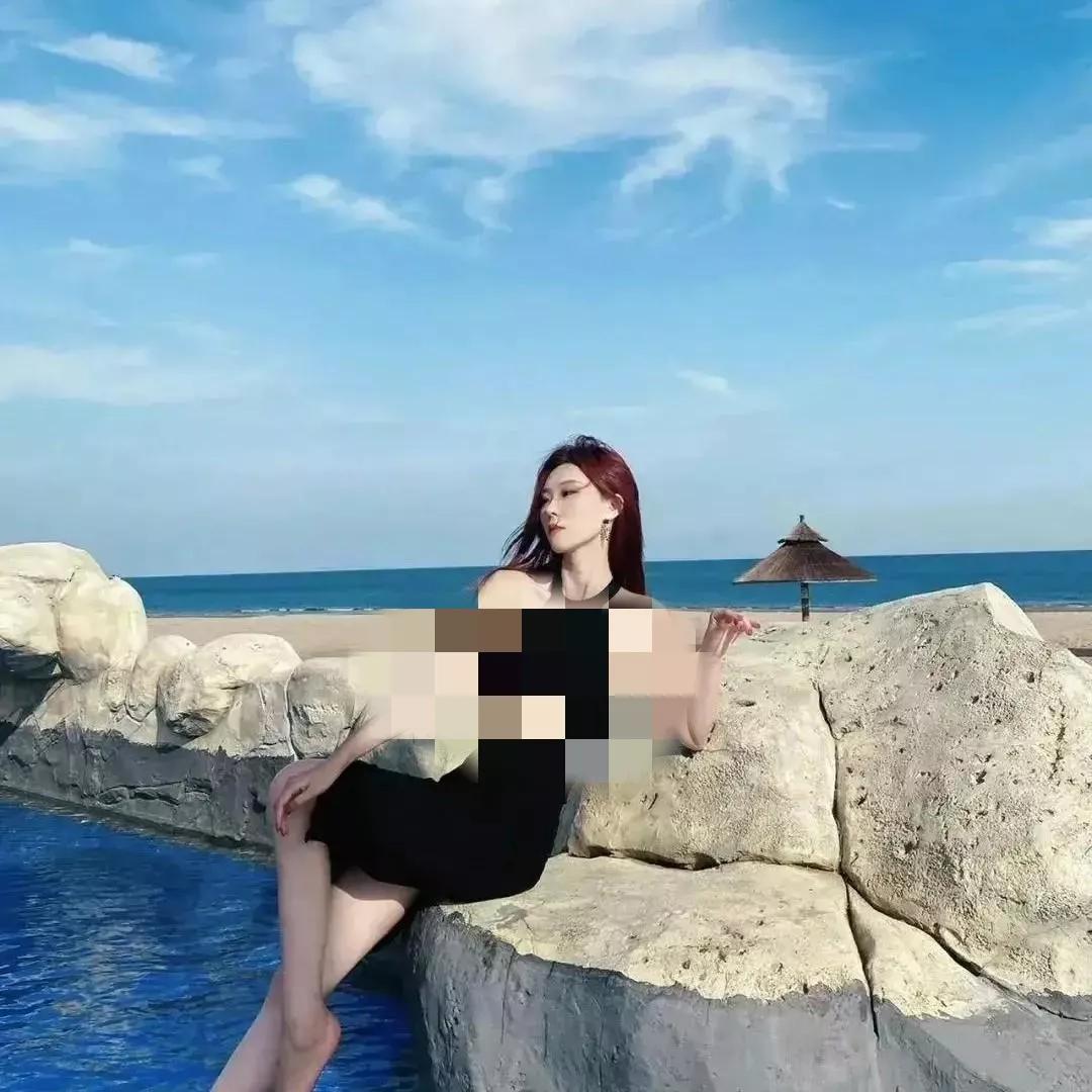 海风轻拂，红发少女，享受海边宁静时光海边花海少女 海边活力少女 海边度假少女 海