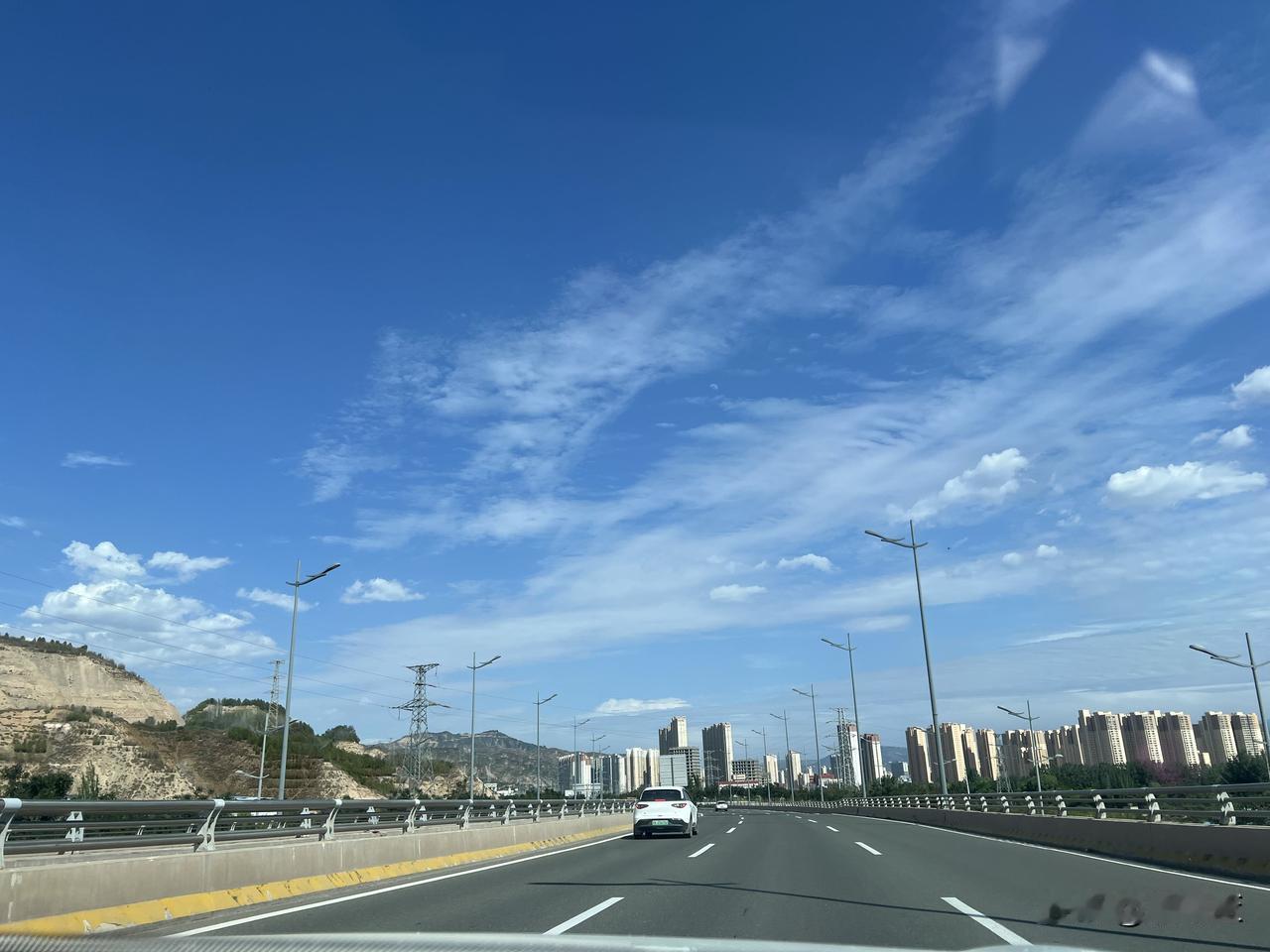 对于我个人而言，兰州是一个非常不错的城市，一到夏天天空非常蓝，马路两边的树虽然不
