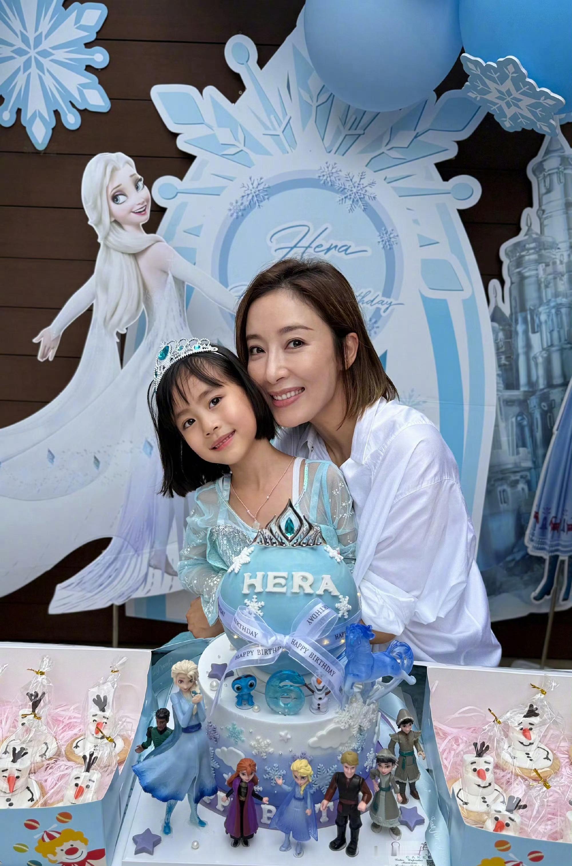 杨怡女儿6岁了和妈妈很像啊 