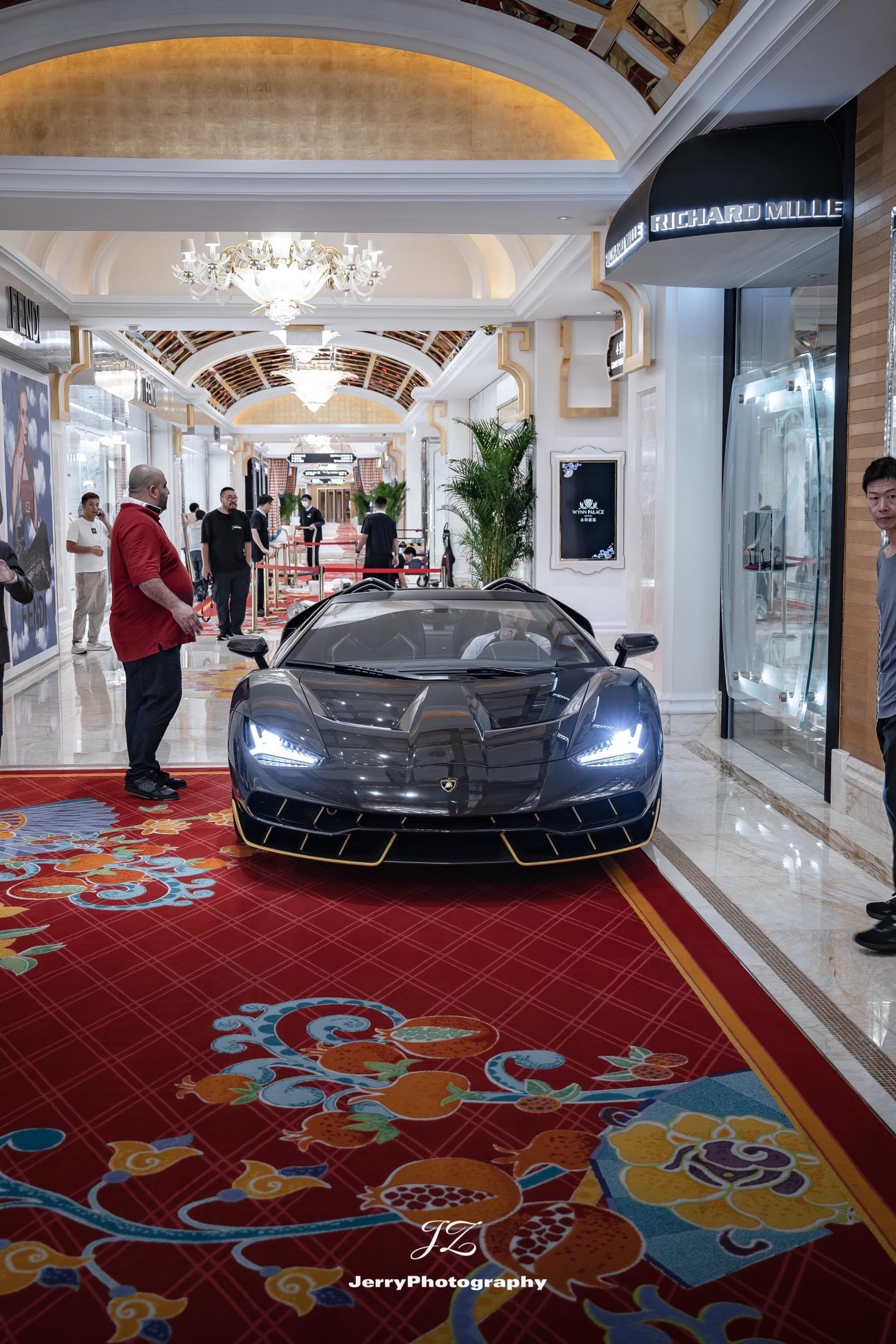 Centenario Roadster.敞篷百年牛！！！