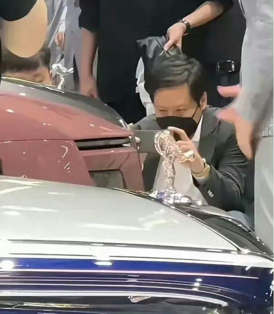 看到了一种执着叫仰望。雷总想做超豪华的心思藏不住了有点期待车子什么样🤔好难猜啊