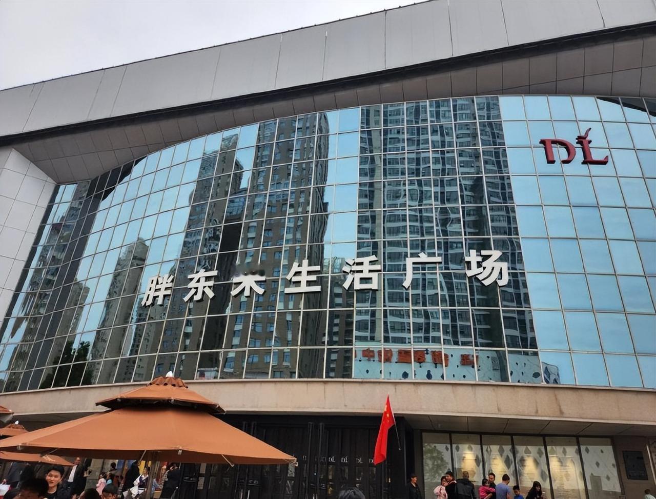 谁能想到，人气爆棚、持续盈利的胖东来许昌24年老店，确定年底永久关停。很多人疑惑