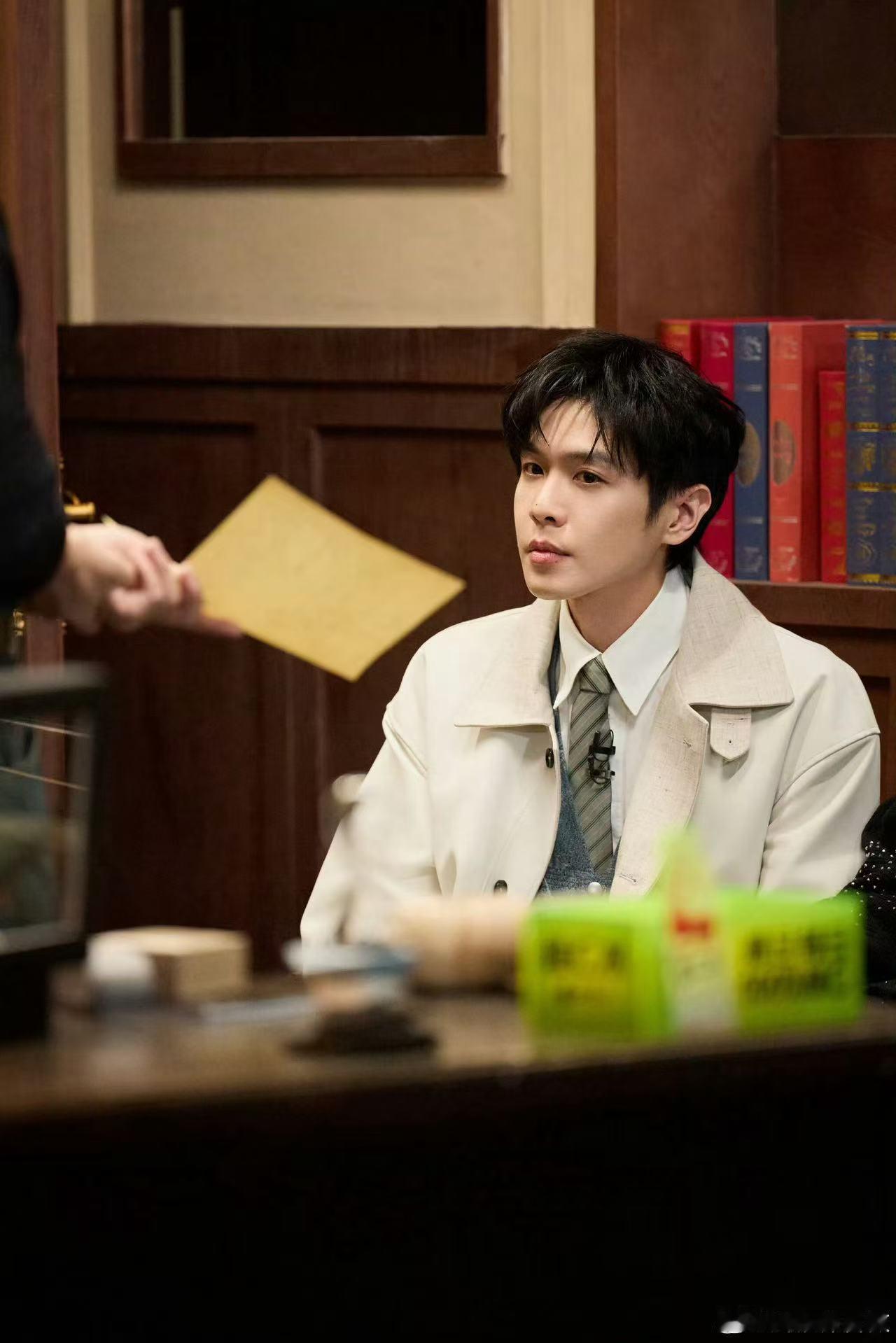 何炅张若昀相认的喜悦藏不住大侦探 熟人之间的亲近感真的装不出来，何炅张若昀相认之