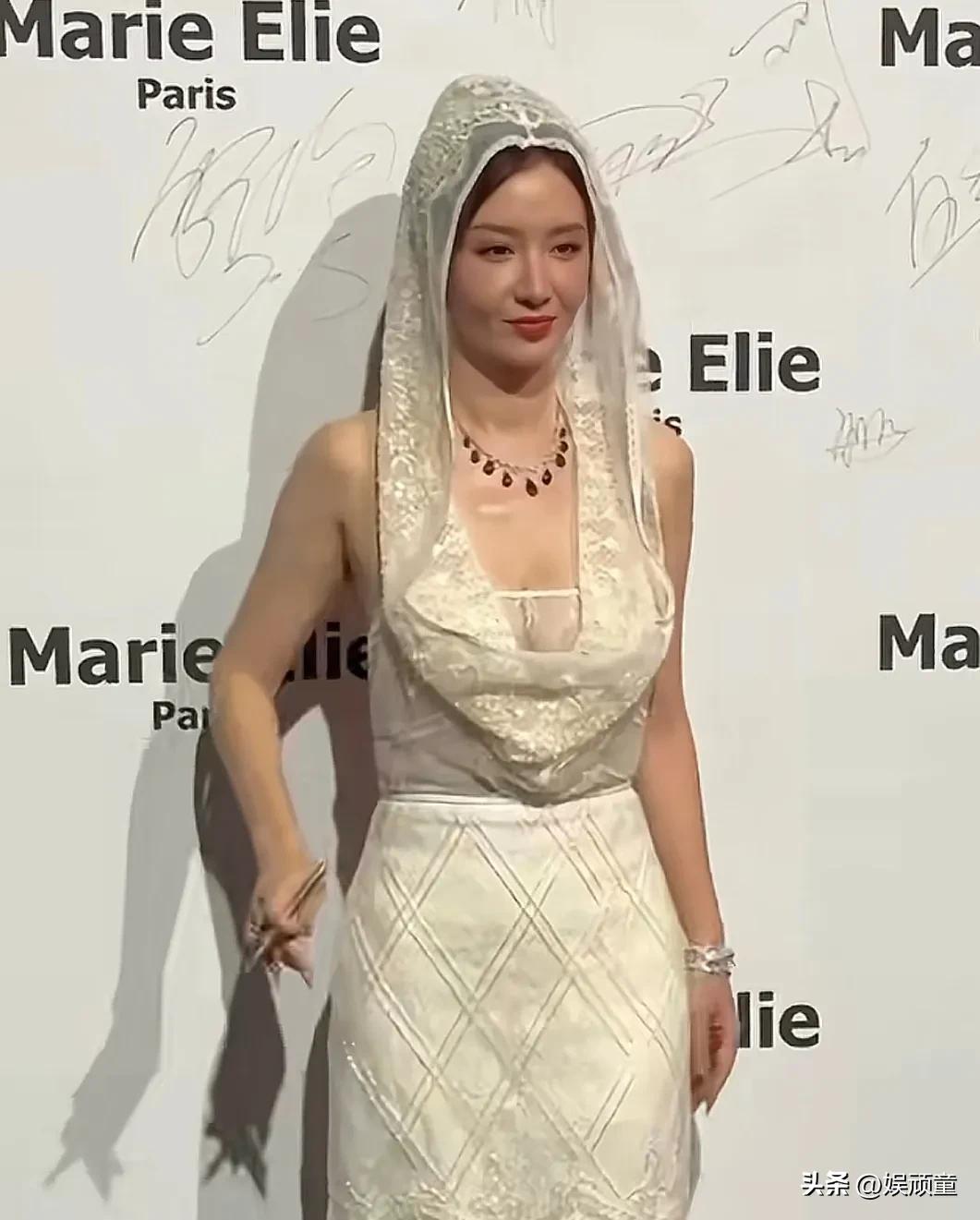 张萌这套衣服是既保守，又大胆！
张萌现身上海时装周，身穿白色连衣裙，把该有的身材