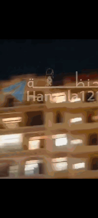 一架伊朗“小摩托”——见证者-136无人机低空飞行，击中了阿联酋迪拜的一栋建筑。