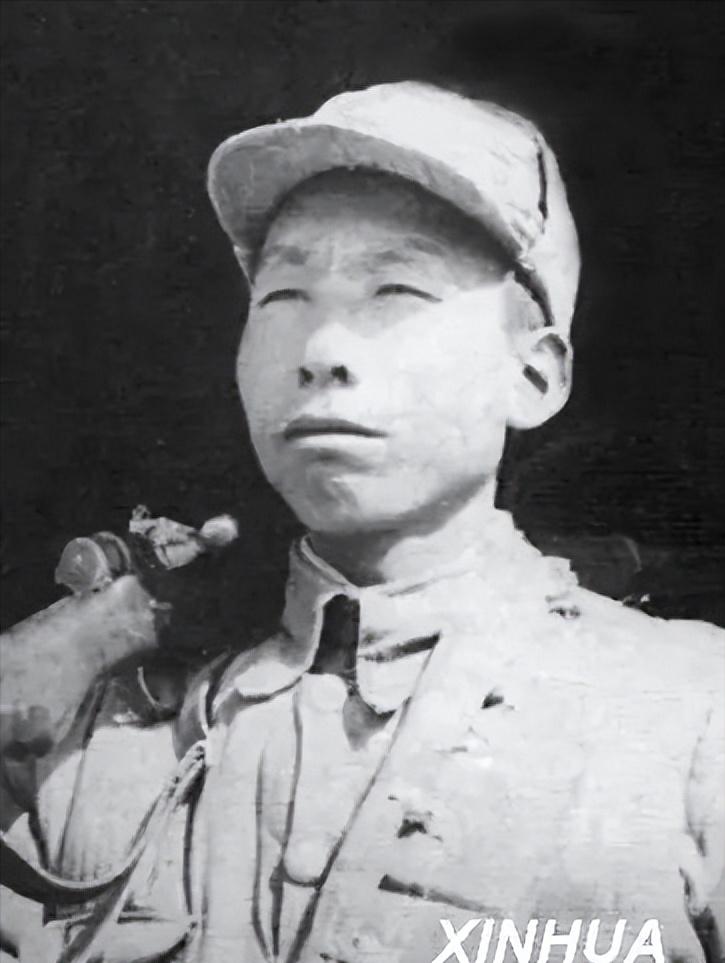 1945年，一名年轻国军被感化过来后，轻蔑地说：“这么穷，共产党就几条破枪，怎么