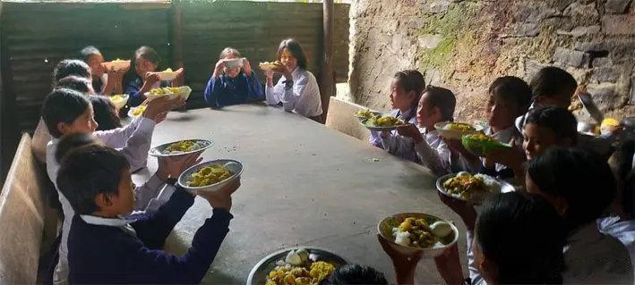 看看藏南地区孩子的寄宿制学校伙食
近日，有印度媒体在宣传藏南地区达旺的一所学校，