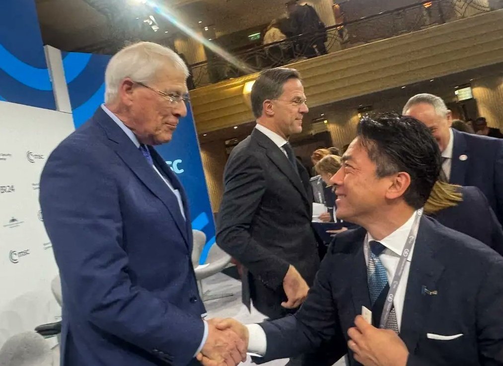 小泉进次郎又贡献新图了，一如既往的谄媚笑容 