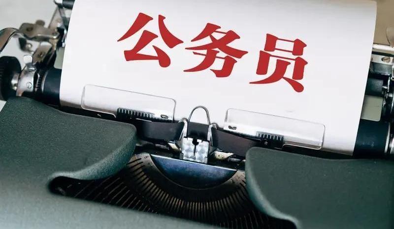 教师考公，这条路现在几乎成了单行道。
以前是想方设法当老师，现在是削尖了脑袋想从