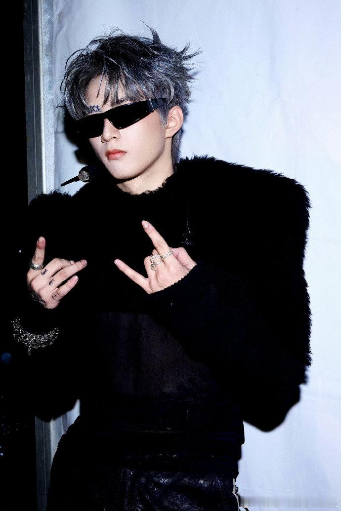 救命！这首《SAUCE》也太贵气了吧，旋律抓耳又上头，走路听自动卡点超丝滑，循环