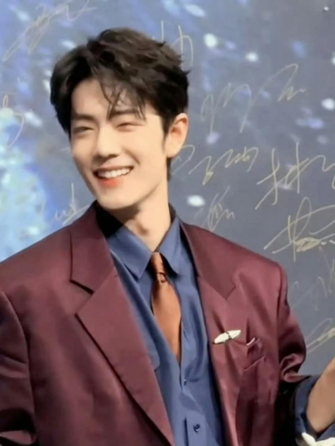 肖战 害羞笑糟糕，看了不下十遍了，怎么还能百看不厌微博之夜微博之夜红毯