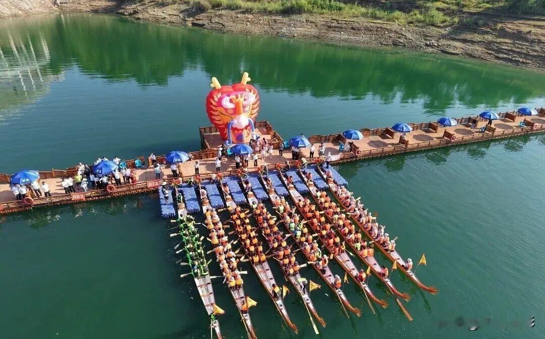 首届南部嘉陵江端午节龙舟赛
南部城区嘉陵江终于迎来龙舟赛事，6月18日早8:30