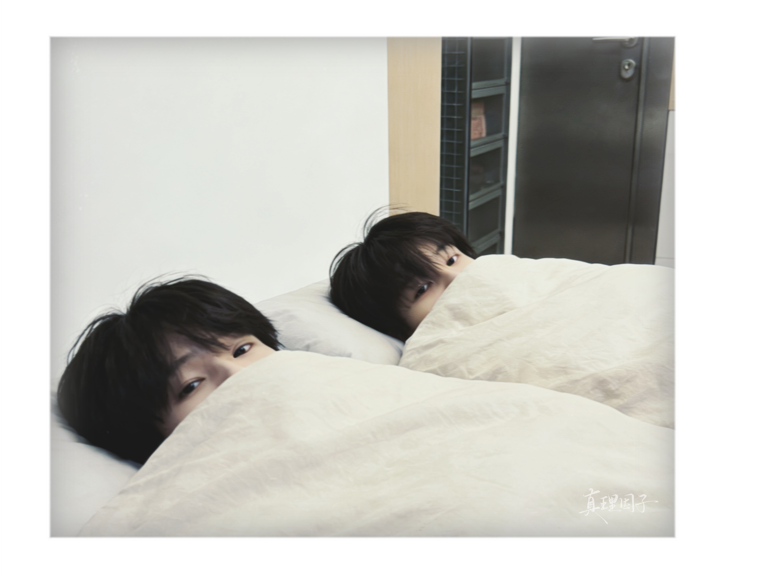 被窝里其实偷偷拉小手呢 