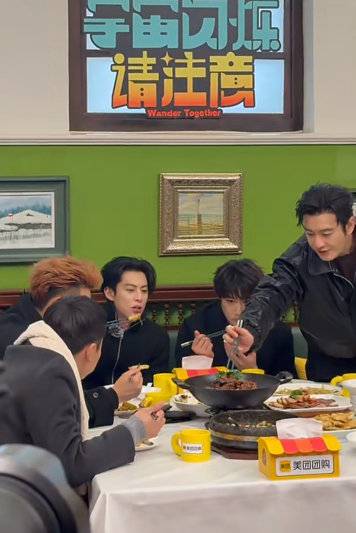 黄晓明这是下意识照顾小辈吧，对小海绵也是很照顾，曾直言想和小海绵像兄弟一样相处，